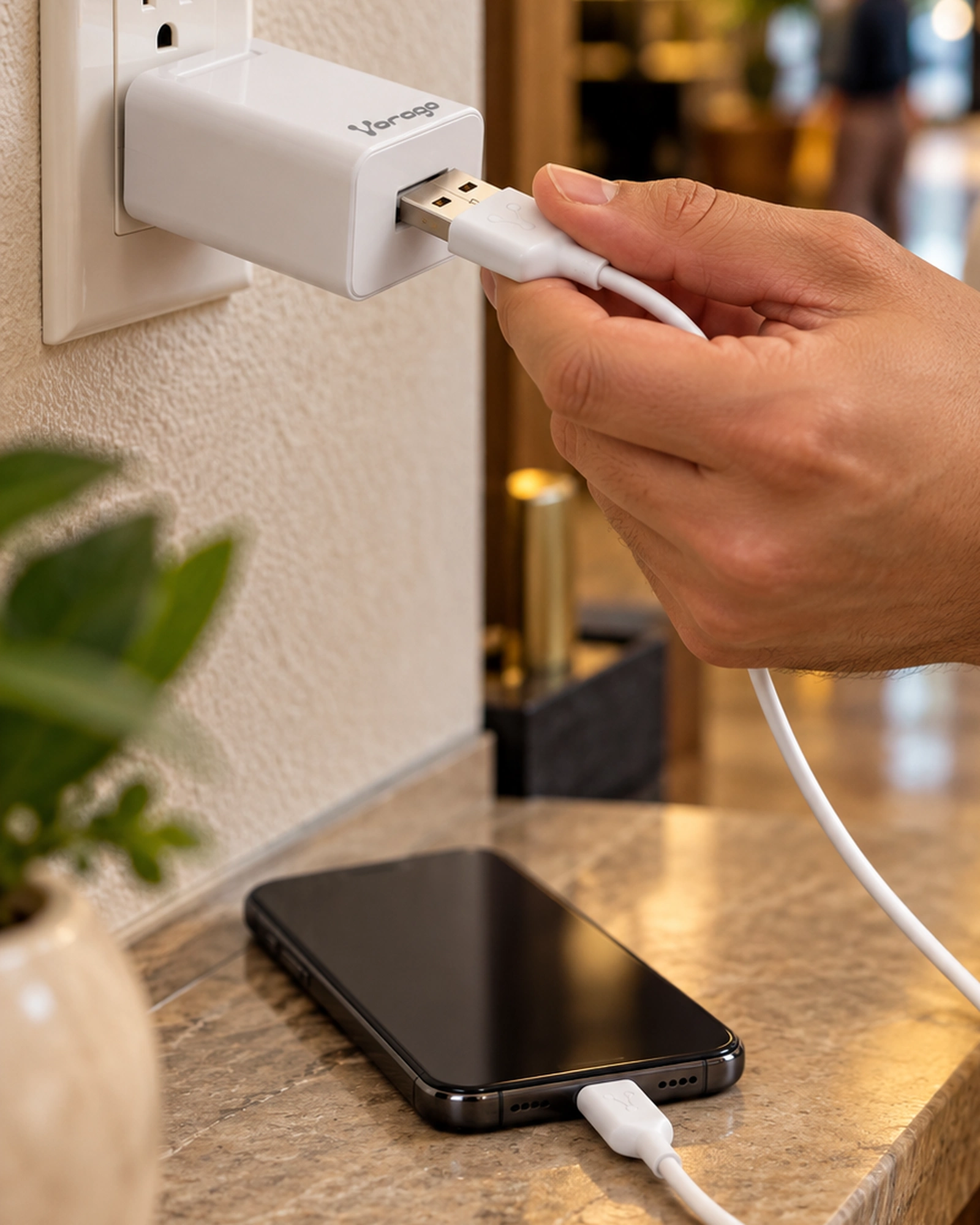Cargador VORAGO AU-302 conectado a la pared cargando un celular con el cable CAB-C01W.