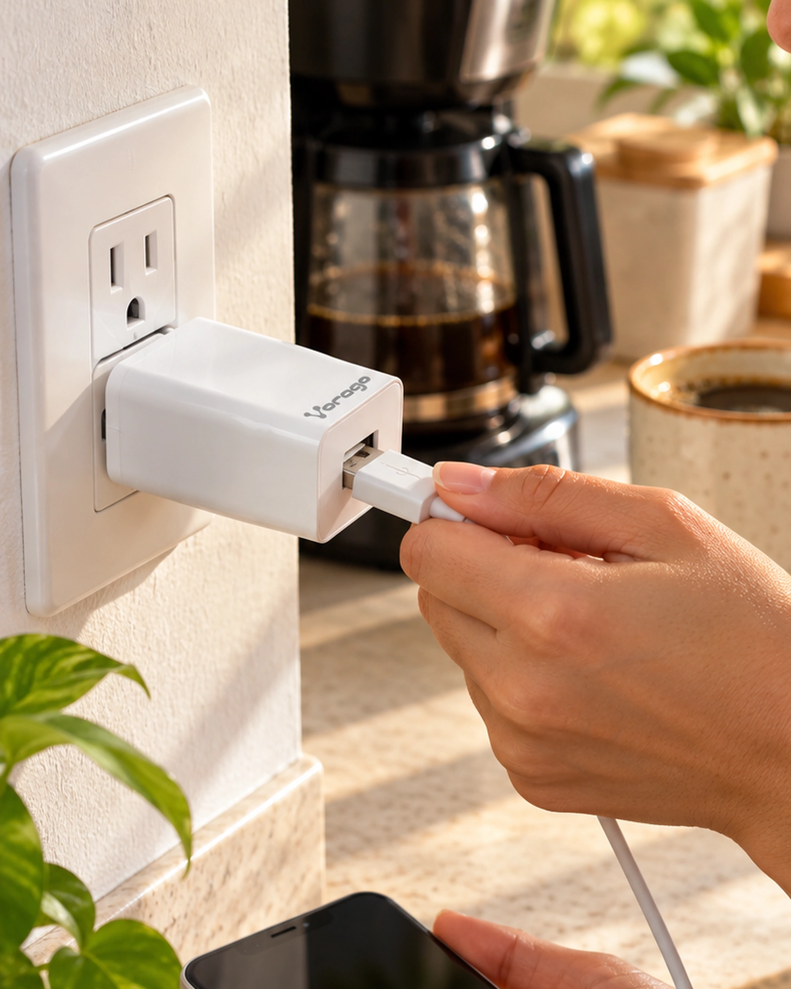 Cargador Para Pared Vorago Fast Charge 3.0a 1 Usb Blanco en uso
