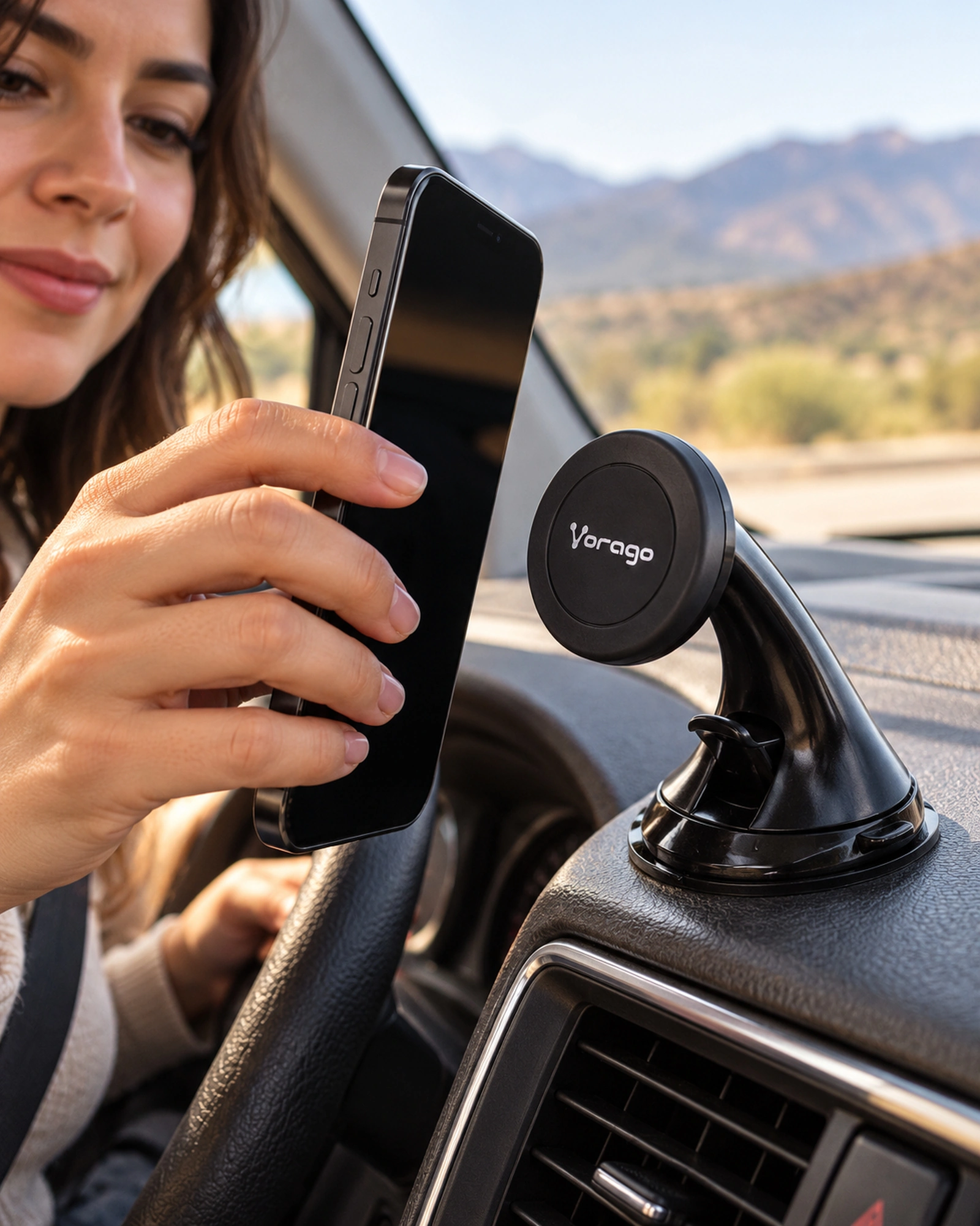 Vorago MK-300 equipo Accesorios para Celular Base, Imán para Auto, Cargadores de Pared y Auto, Cable Híbrido, Placa para Imán en uso
