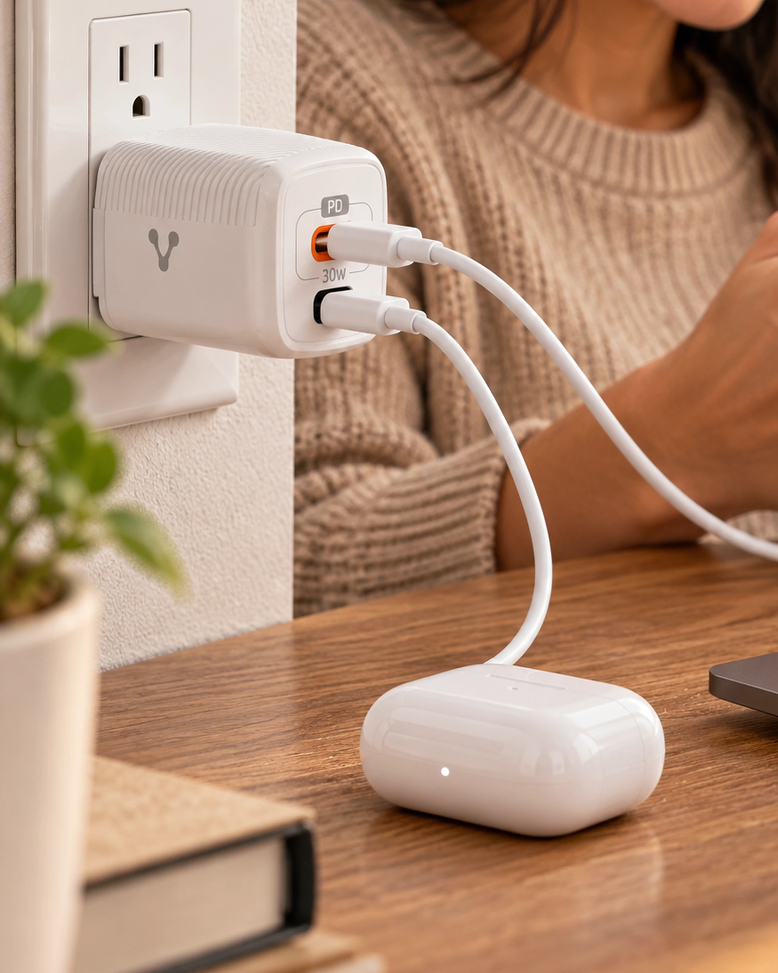 Cargador pared AU-355 fast charge 2 x USB-C 30W blanco en uso