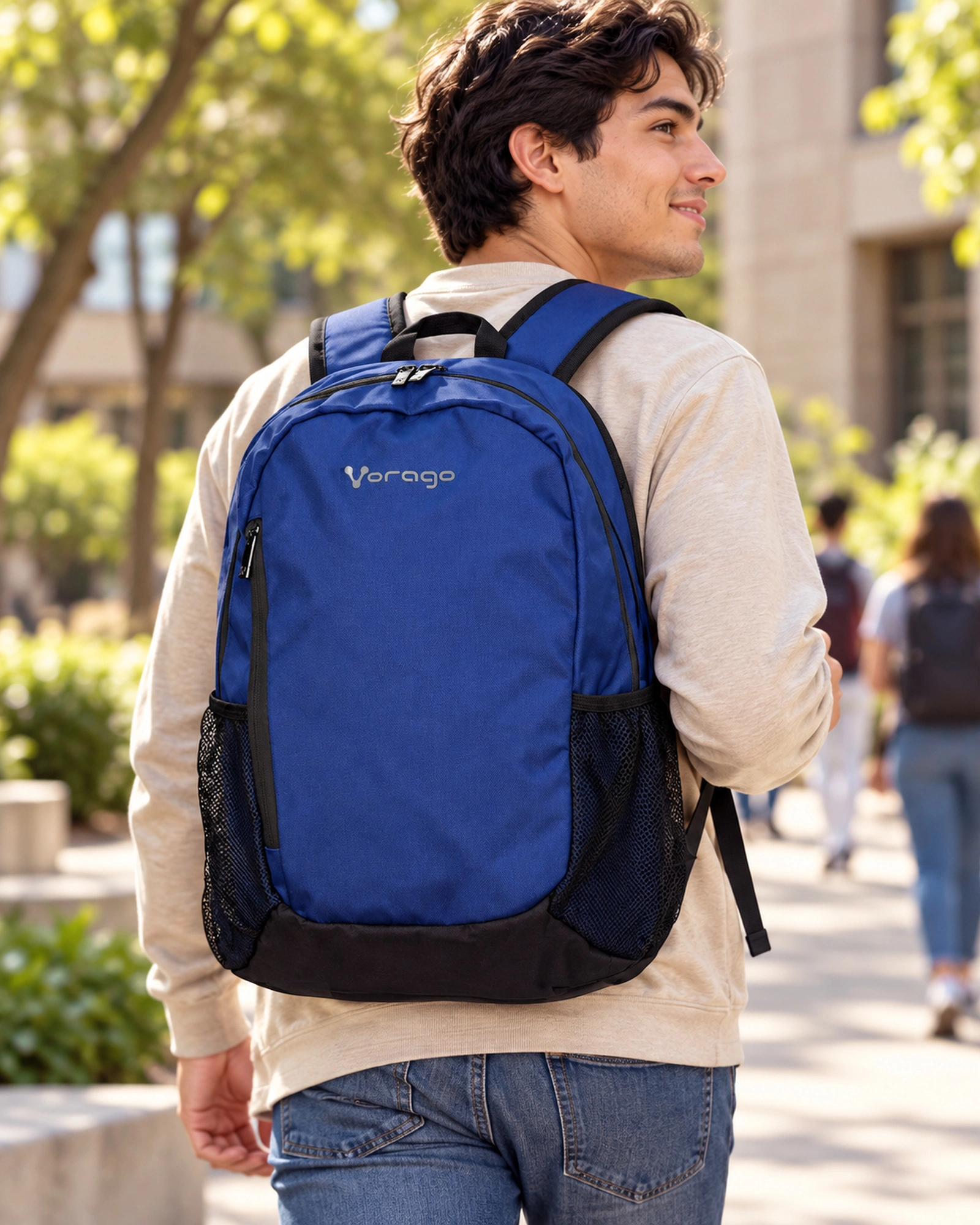 Vorago BP-150 Mochila Porta Laptop Hasta 15.6 Backpack Resistente Ligera Con Puerto Usb y Espacios Escenciales Azul en uso
